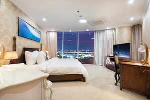 Executive Suite | Living area | 32-inch LED TV with cable channels, TV