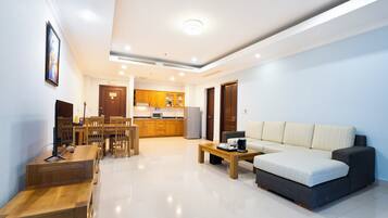 Business Suite | Minibar, in-room safe, desk, blackout drapes