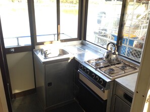 Ulindi - Small 6 Berth | Privat køkken | Køleskab, kogeplade, kaffe-/temaskine, køkkentøj/tallerkener/redskaber