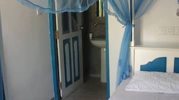 Caja de seguridad en la habitación y escritorio