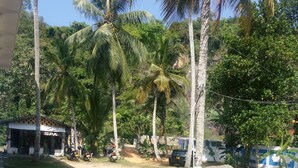 A pathway leading to a building with a sign that reads "SPA". - Zimmer Rest (Unawatuna)