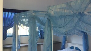 A room with two beds, each with a canopy. - Zimmer Rest (Unawatuna)