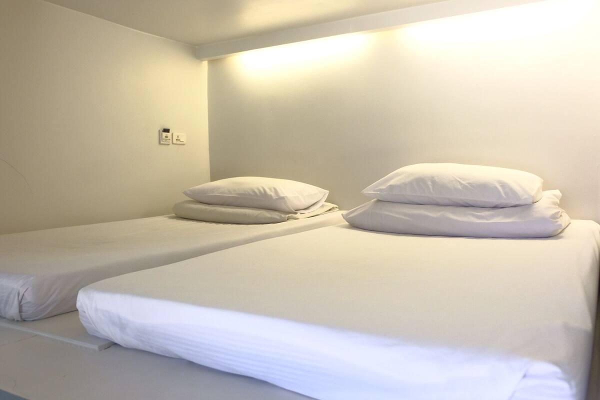 Couple Capsule with shared bathroom | セーフティボックス (室内)、WiFi (無料)、ベッドシーツ