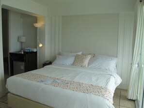 Lom Talay No.204 | Desk, rollaway beds, free WiFi