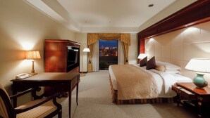 A hotel room with a bed, desk, chair, and a television. - Premier Hotel Tsubaki Sapporo (Sapporo)