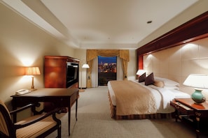 客房内保险箱、办公桌、遮光窗帘、熨斗/熨板