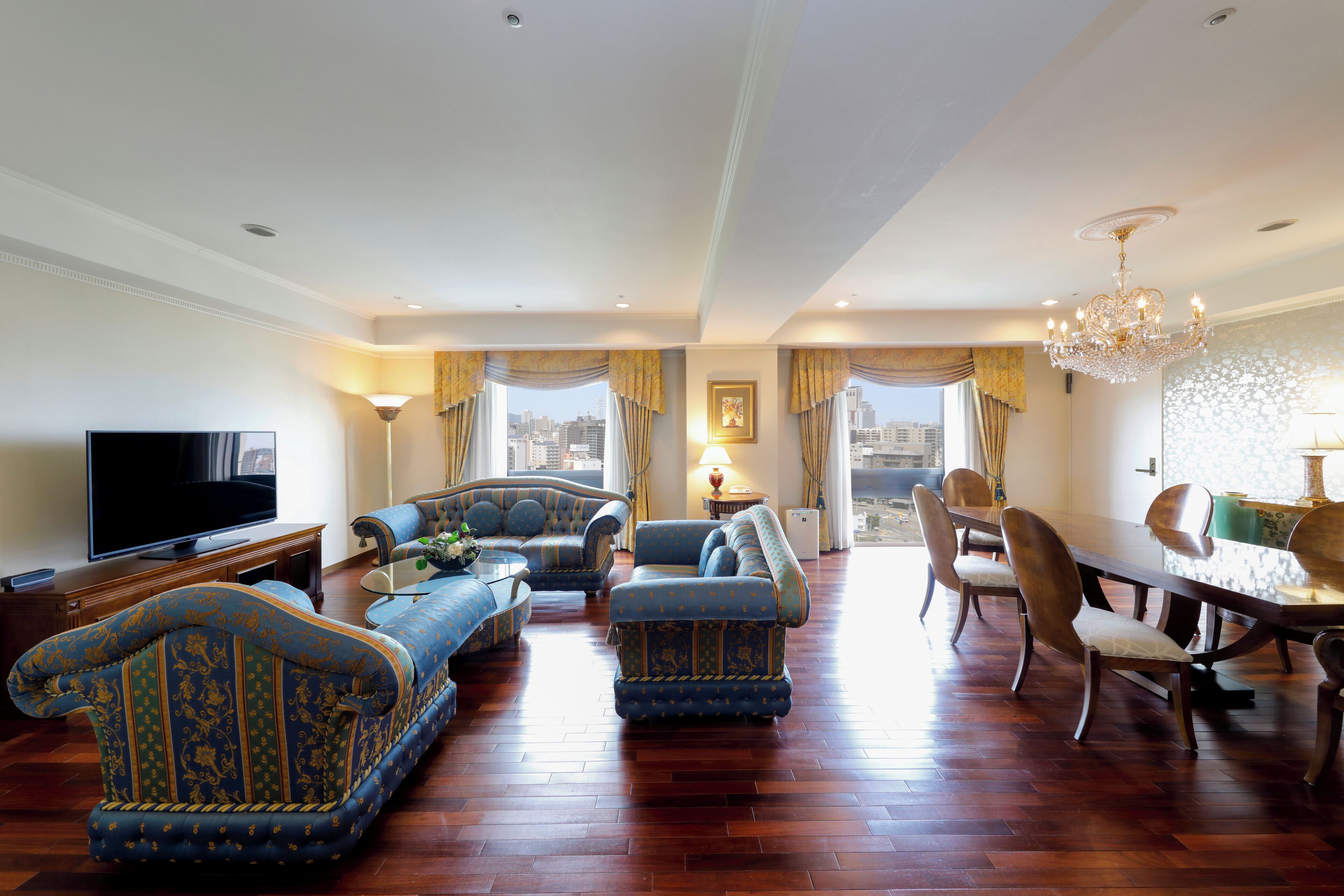 客房內保險箱、書桌、遮光布/窗簾、熨斗/熨衣板