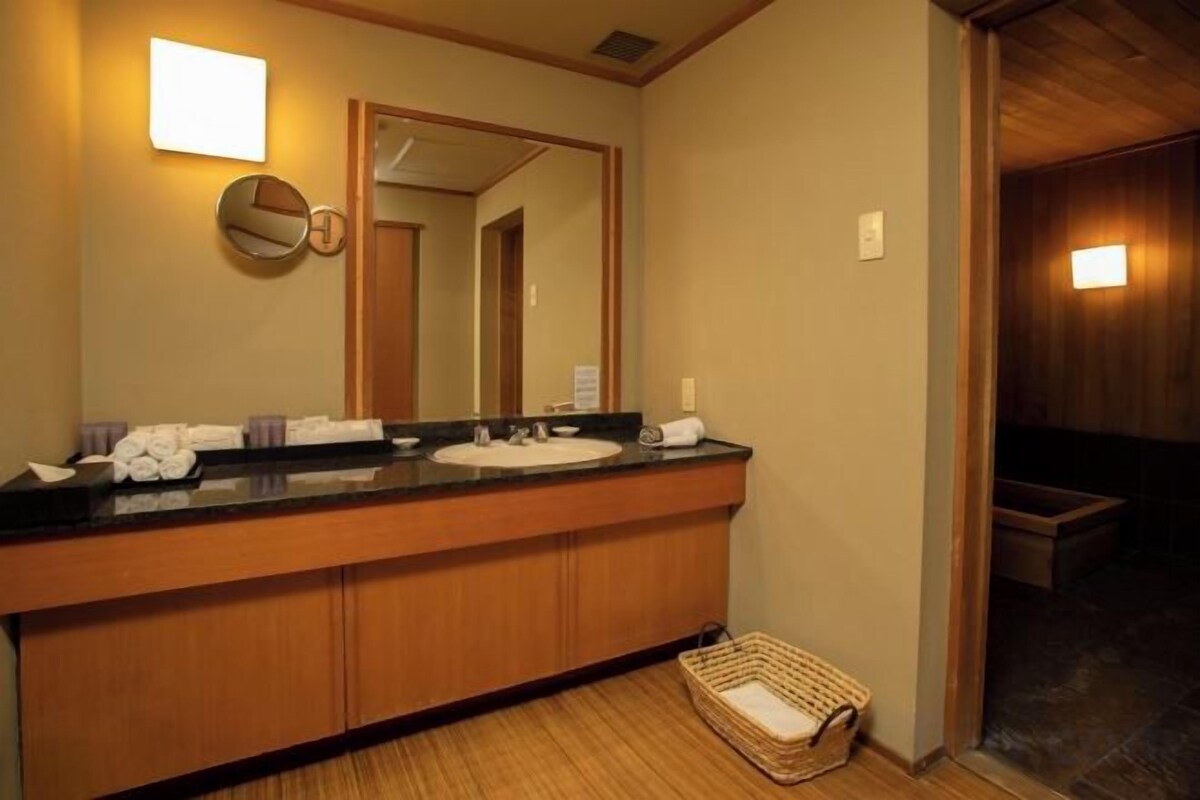 Bathroom | Separate tub and shower, free toiletries, hair dryer, slippers