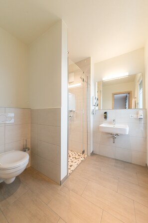 Habitación individual | Baño | Regadera, secadora de cabello, toallas 