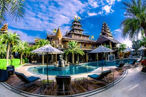 Outdoor pool, pool umbrellas - Ammata Lanta Resort (Bang Phli)