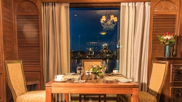 Family Suite Pool Villa | 客房内用餐