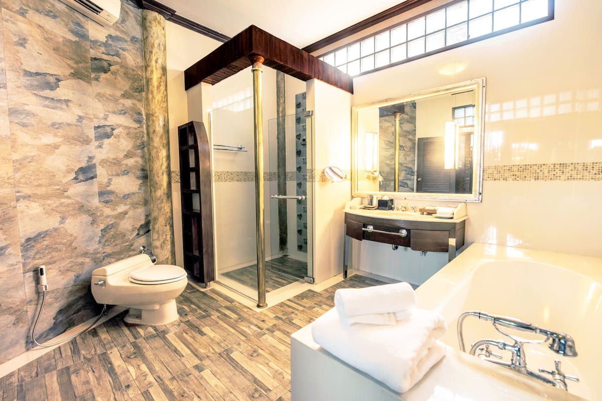 separate bathtub and shower, deep-soaking bathtub, rainfall showerhead