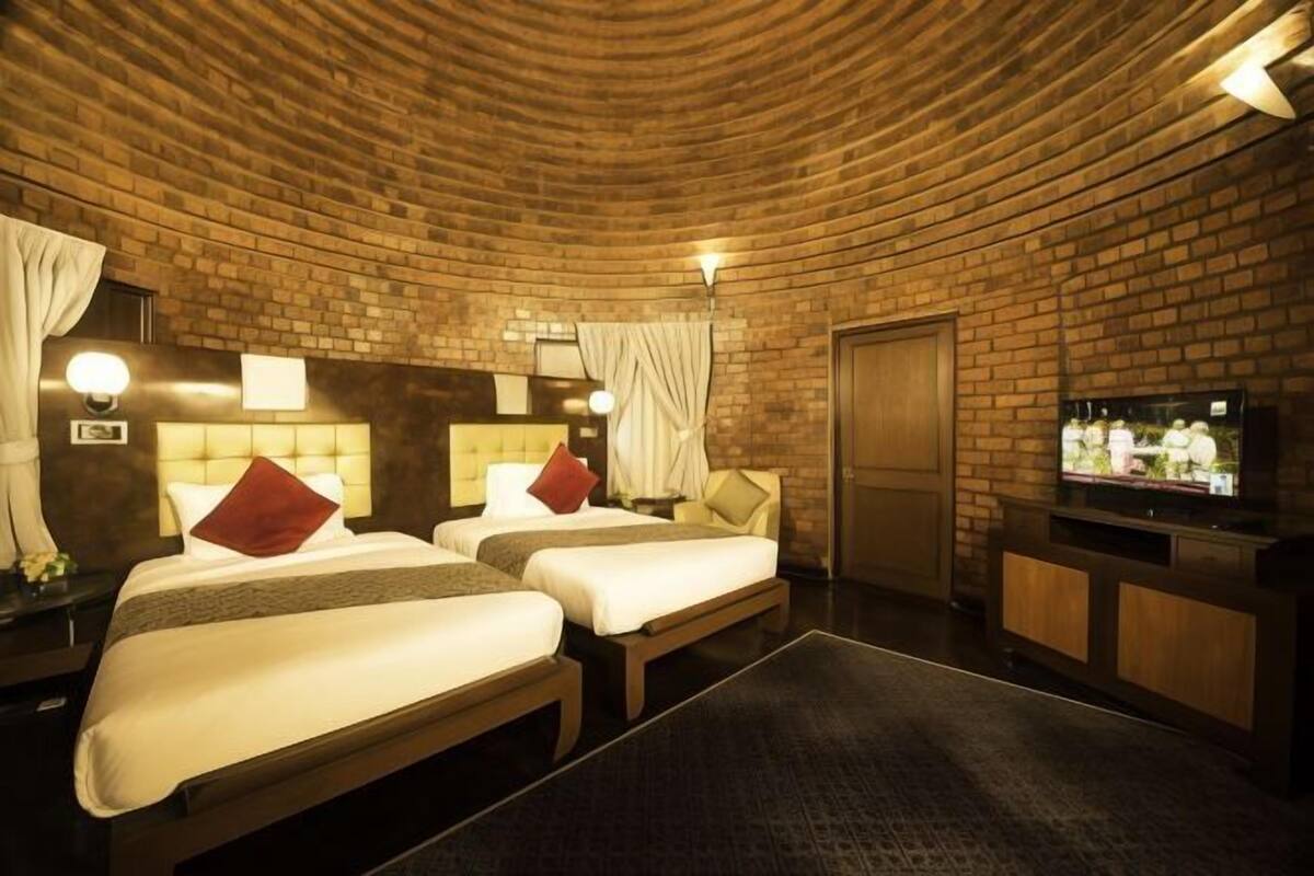 1 bedroom, premium bedding, minibar (some free items), desk