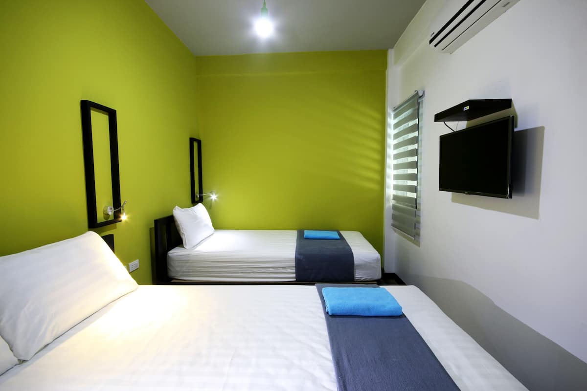 Triple Room L with Window | Wifi gratis 