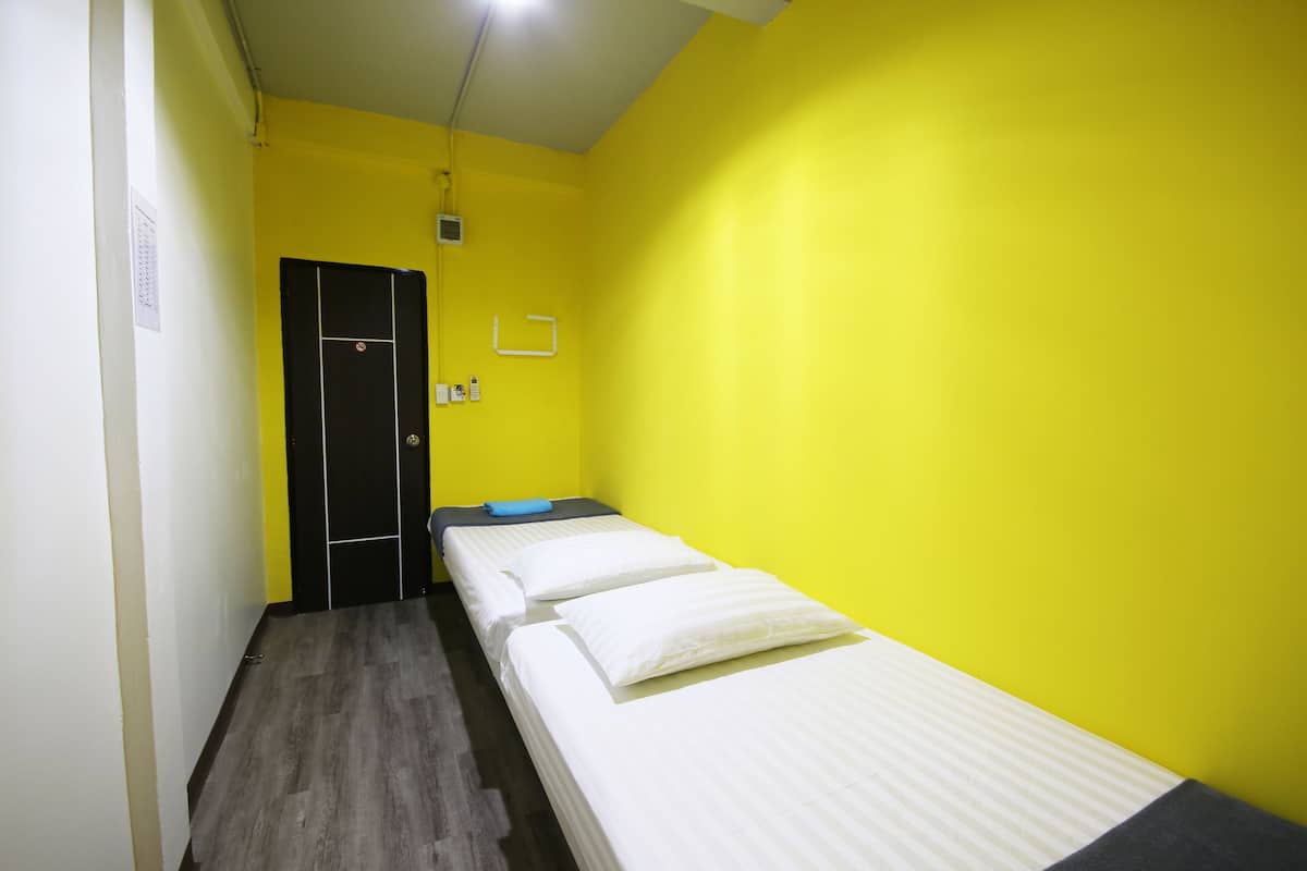 Twin Compact Room without Window | Wifi gratis 