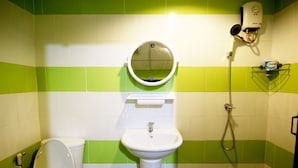 Double Room without Window | Bathroom - The Pillow Hostel (Bangkok)