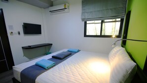 Double Room with Window - The Pillow Hostel (Bangkok)