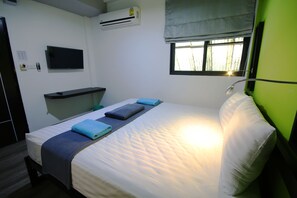 Double Room with Window | Free WiFi - The Pillow Hostel (Bangkok)