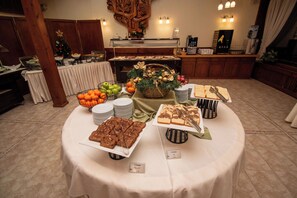 Free daily buffet breakfast