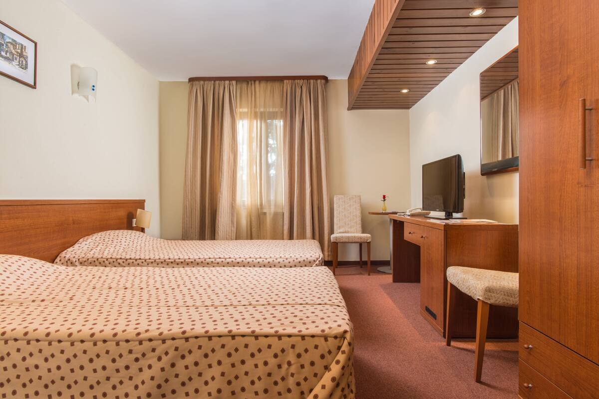 Quarto standard (Free Sauna & Steam Bath) | Frigobar, escrivaninha, berços grátis, roupa de cama