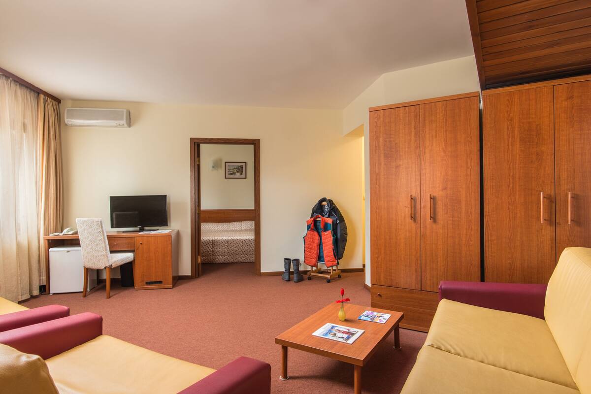 Suíte, 1 quarto, sacada (Free Sauna & Steam Bath) | Frigobar, escrivaninha, berços grátis, roupa de cama