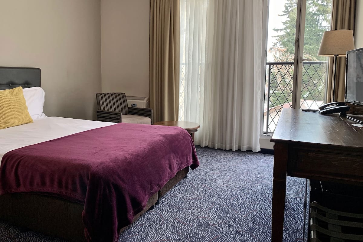 Comfort Single Room | Minibar, in-room safe, desk, laptop workspace