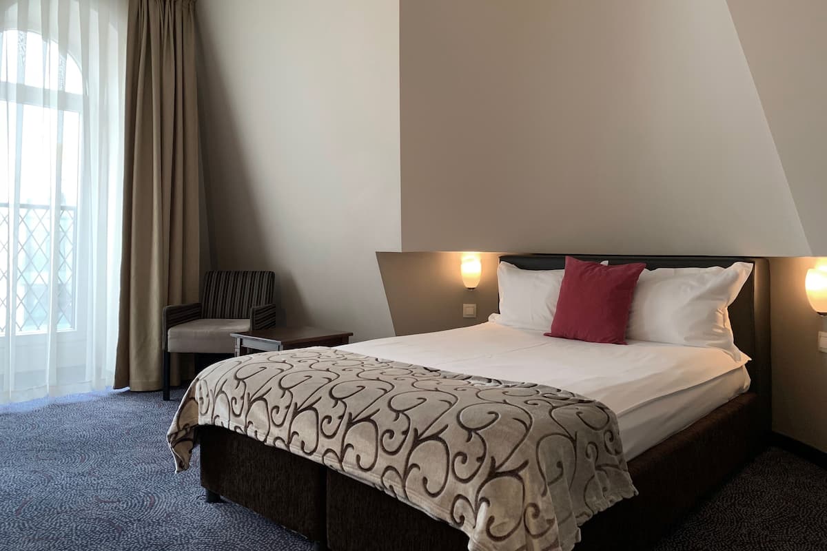 Klassieke eenpersoonskamer, uitzicht op stad | Een minibar, een kluis op de kamer, een bureau, een laptopwerkplek