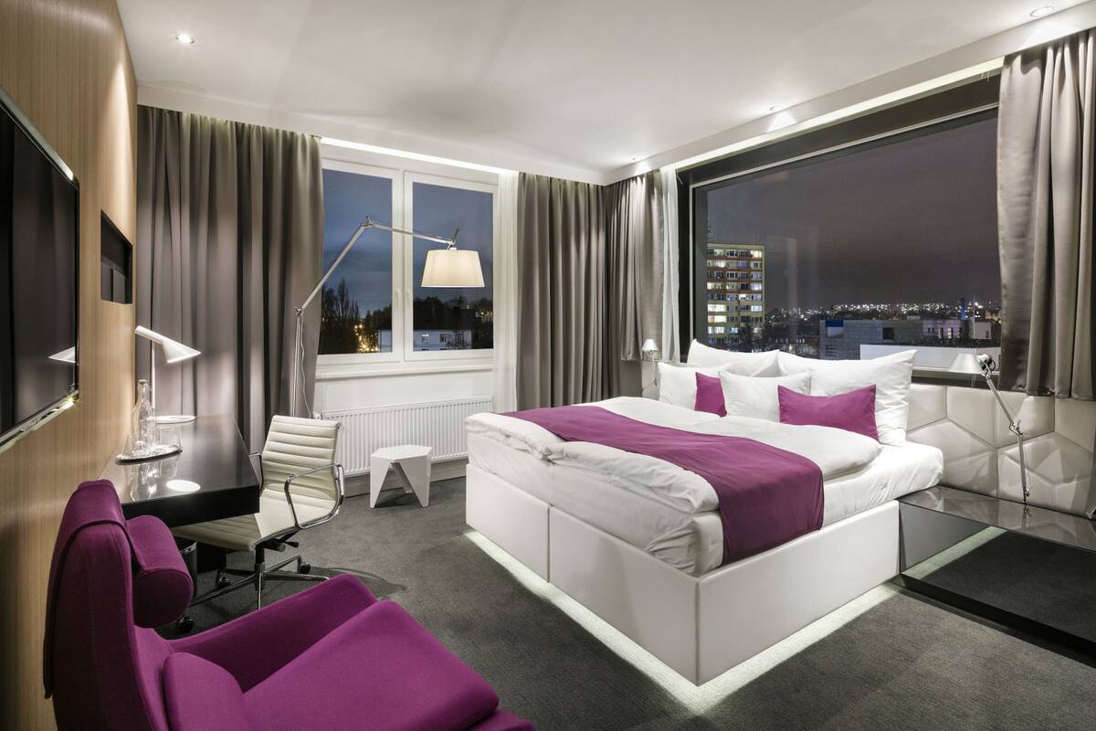 premium bedding, minibar, in-room safe, desk