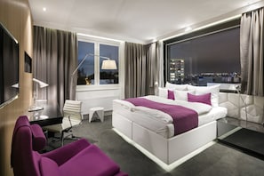 Sengetøy av topp kvalitet, minibar, safe på rommet og skrivebord