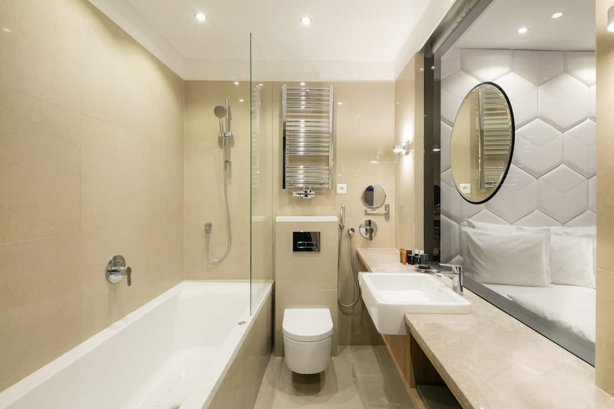 combined shower/bathtub, jetted bath, free toiletries, bidet