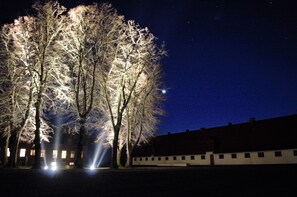 Front of property - evening/night - Ny Kirstineberg Gods Bed & Breakfast (Nykøbing Falster)