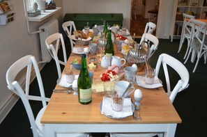 Breakfast area - Ny Kirstineberg Gods Bed & Breakfast (Nykøbing Falster)