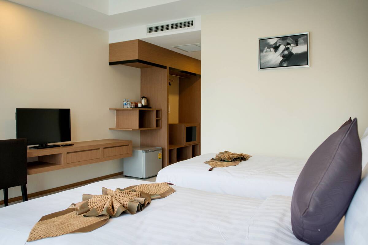 Chambre Standard avec lits jumeaux | Literie de qualité, coffre-fort, rideaux d’obscurcissement