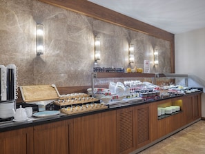 Se ofrece un desayuno bufé todos los días (por un coste adicional)