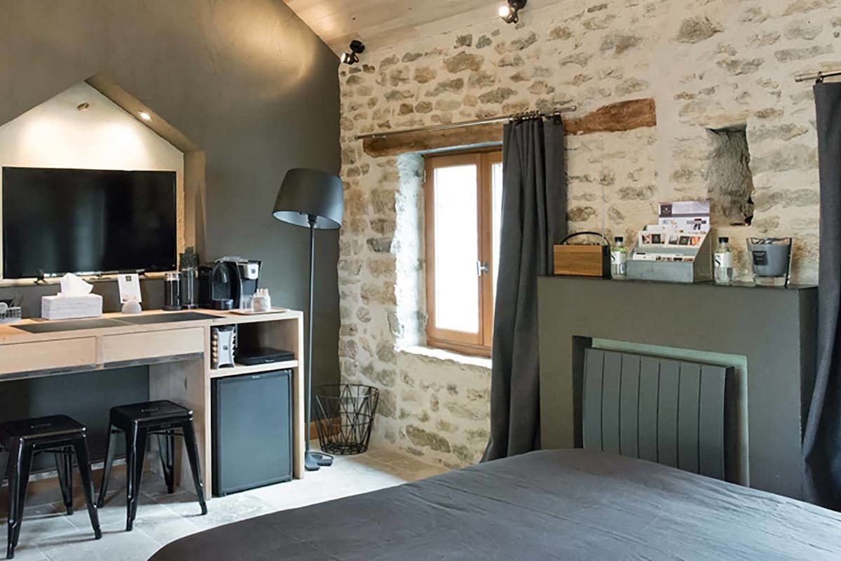 Luxe beddengoed, een minibar, een kluis op de kamer, een bureau