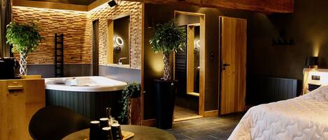 Suite Romantique, 1 très grand lit, bain à remous
