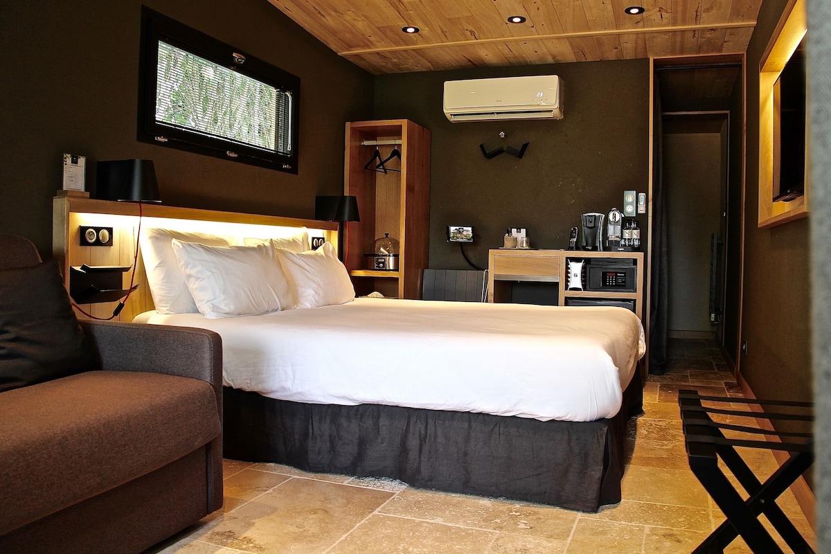 Luxe beddengoed, een minibar, een kluis op de kamer, een bureau