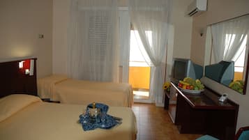 Triple Room | Minibar, bed sheets