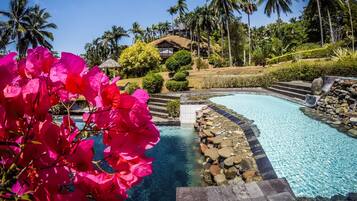 3 outdoor pools, a natural pool