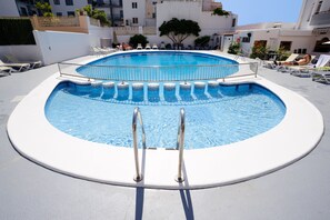 Piscine extérieure (ouverte en saison), parasols de plage
