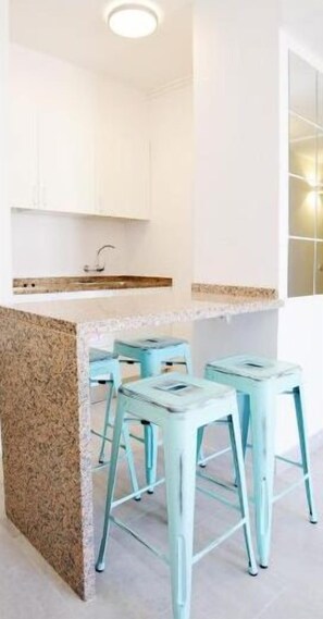 Full-size fridge, microwave, stovetop, cookware/dishes/utensils - Apartamentos Marian (Sant Antoni de Portmany)