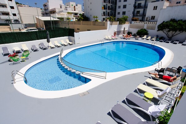 Außenpool (je nach Saison geöffnet), Sonnenschirme, Liegestühle