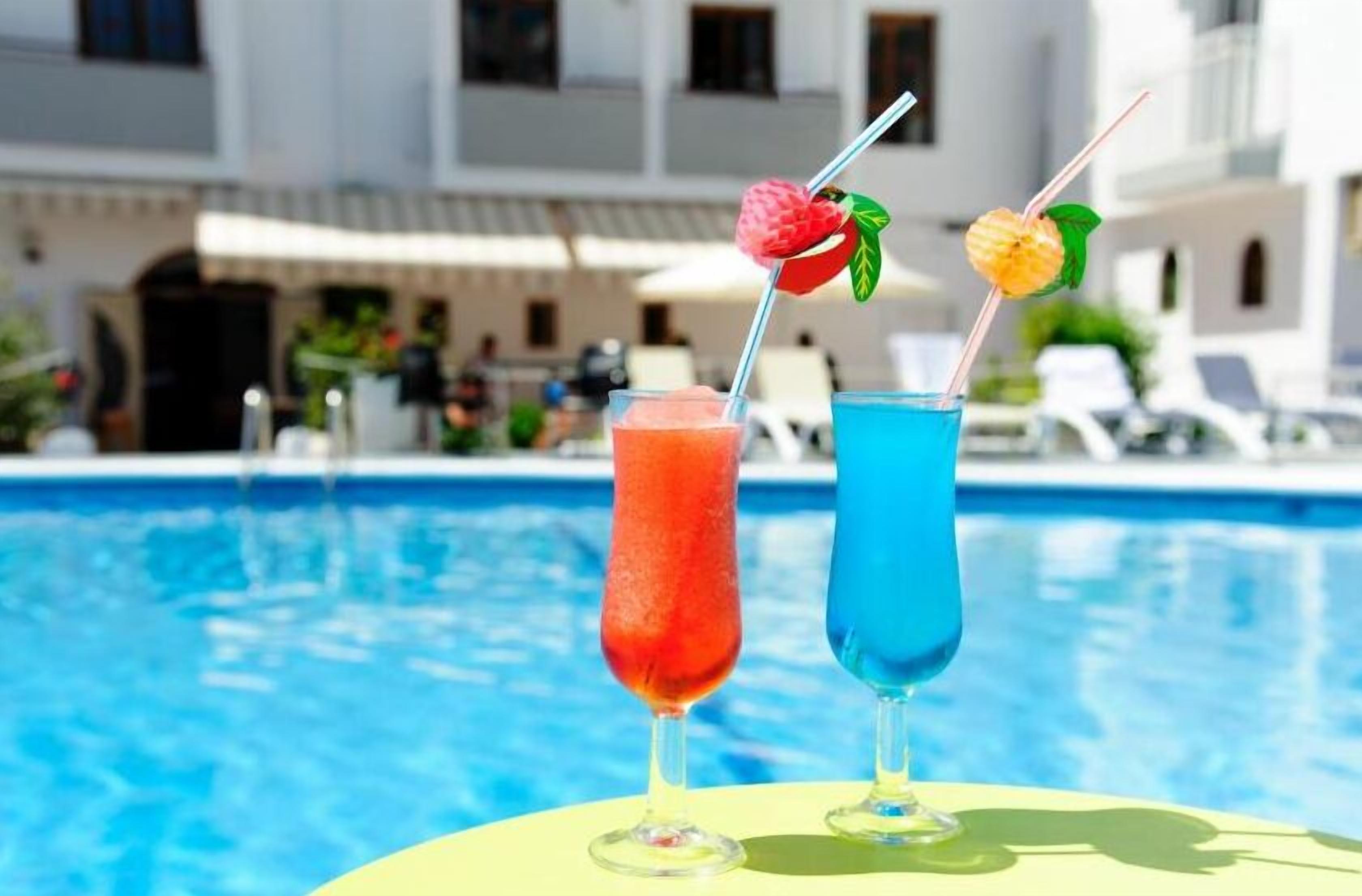 Seasonal outdoor pool, pool umbrellas, sun loungers