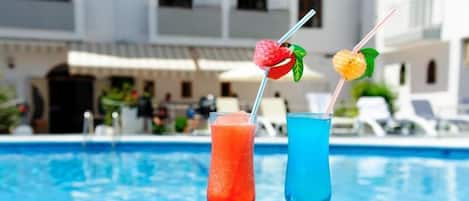 Alberca al aire libre por temporada y sombrillas en la alberca