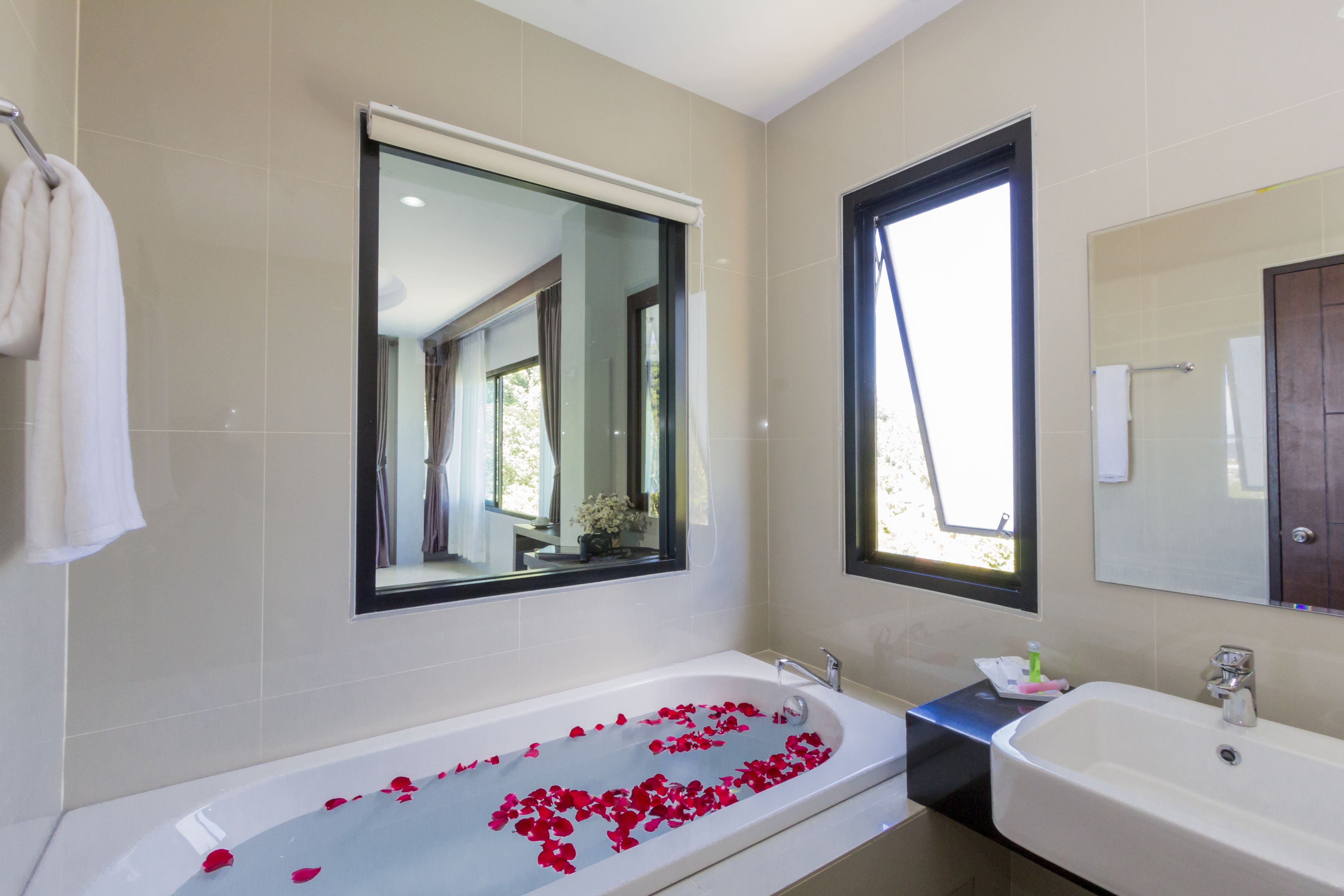 premier room | deep-soaking bathtub