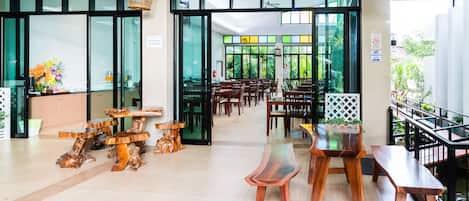 Desayuno buffet (THB 200 por persona)