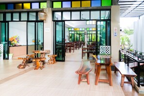 Bữa sáng buffet hàng ngày với phụ phí nhỏ 