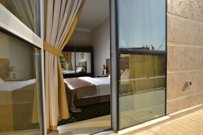 Minibar, in-room safe, desk, soundproofing - Gloria Hotel (Tashkent)