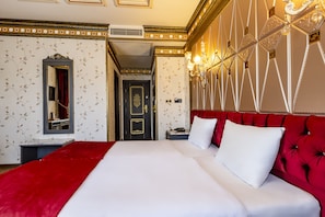 Deluxe-Doppel- oder -Zweibettzimmer | Hochwertige Bettwaren, Minibar, Zimmersafe, schallisolierte Zimmer