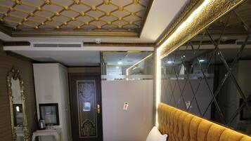 Ropa de cama de alta calidad y minibar